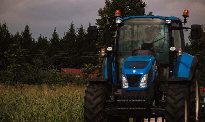 Opony do traktorów – jak dobrać właściwe ogumienie i dbać o jego trwałość?