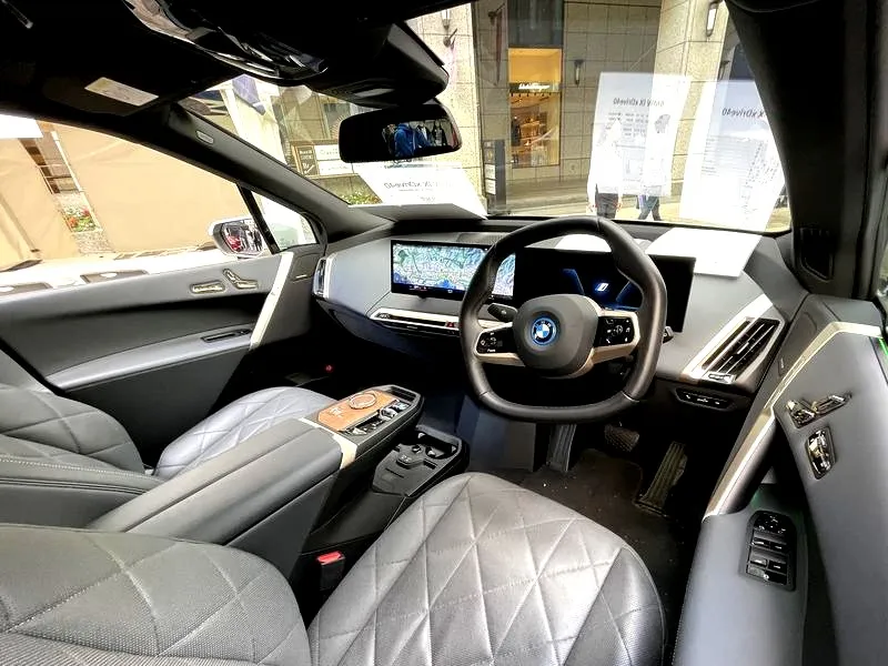 BMW iX – ceny, zasięg i ładowanie. Którą wersję wybrać?