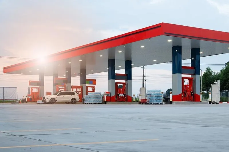 Gdzie najtańsza benzyna i jak tankować, żeby nie przepłacić