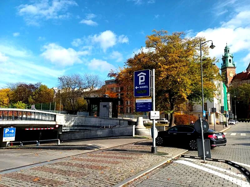Gdzie zaparkować samochód w Krakowie? Ceny, strefy i parkingi blisko centrum
