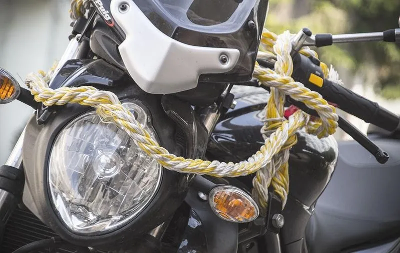 Jak bezpiecznie holować motocykl? Zasady i praktyczne wskazówki