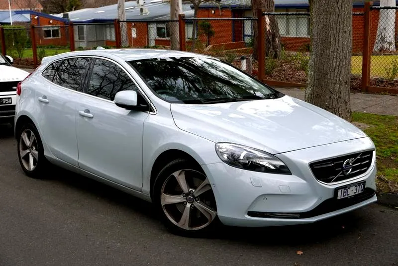 Volvo V40: Który silnik będzie najlepszy - benzyna, diesel czy PowerShift?